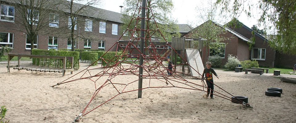 Kletternetz auf dem Schulhof